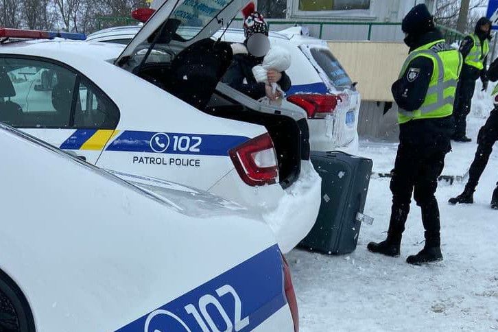 Патрульні допомогли родині, яка застрягла на київській трасі через несправний автомобіль