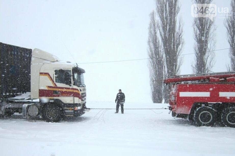 На Чернігівщині із снігових заметів рятують фури