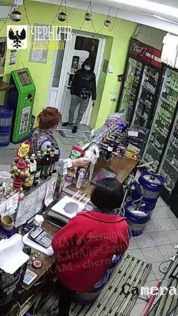 У Чернігові чоловік розрахувався у магазині фальшивими грошима (Відео. Фото)