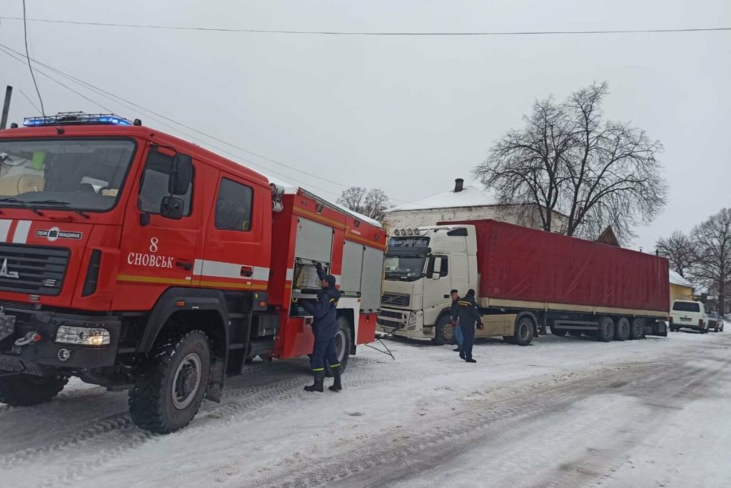 Не впорався з кермуванням: одну з доріг Чернігівщини заблокувала фура