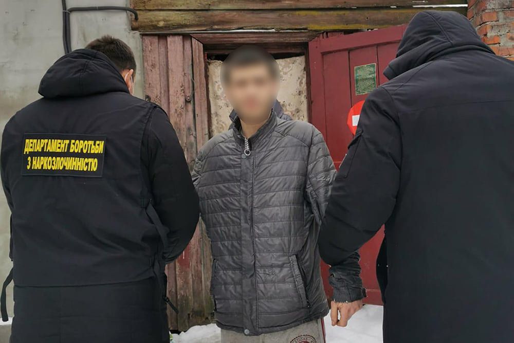 Молодика, який продавав наркотики через Телеграм, затримали в Чернігові