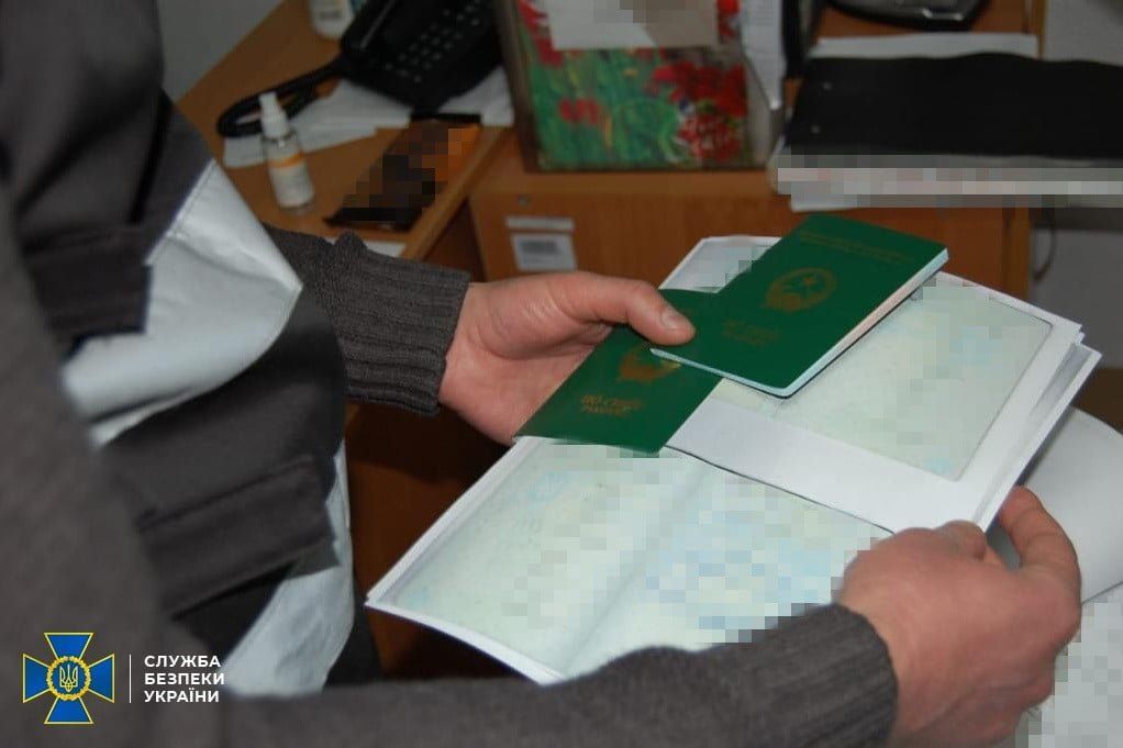 Кримінальний безвіз: посадовці з Чернігівщини допомагали іноземцям потрапити до ЄС