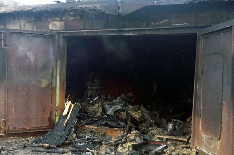 Пожежа на Кільцевій у Чернігові: згорів Porsche Cayenne, дві людини отримали опіки