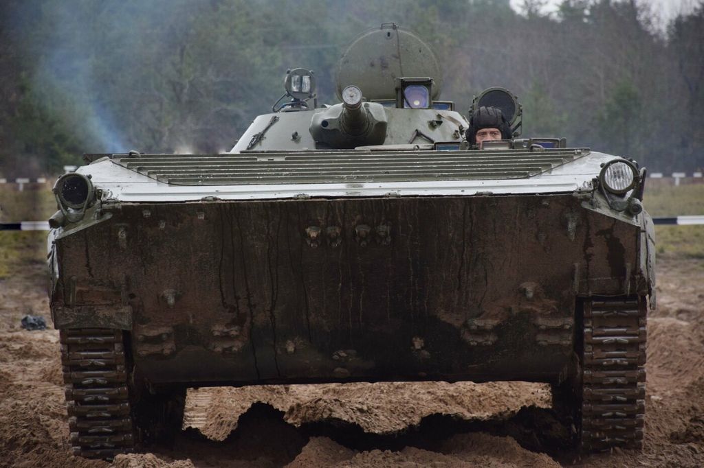 Точно в ціль: чернігівські армійці відпрацювали стрільбу з БМП