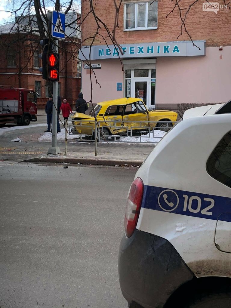 Світлофор не допоміг: на перехресті Гончої та Гетьмана Полуботка знову ДТП з потерпілими