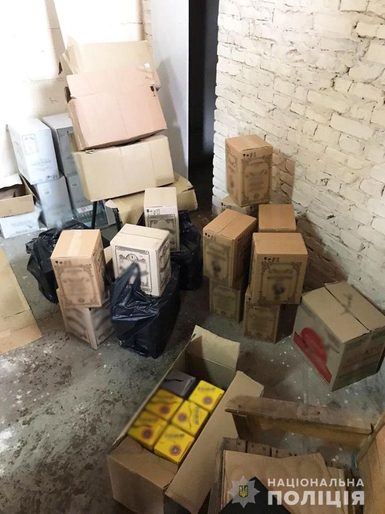 Майже тонну фальсифікованого алкоголю вилучили у чернігівського ділка