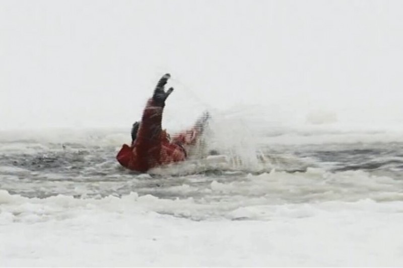 У Чернігові на Десні чоловік провалився під кригу