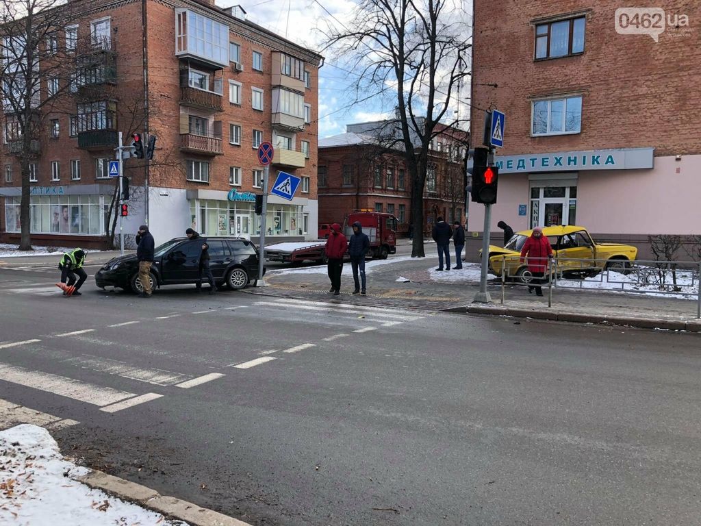 Світлофор не допоміг: на перехресті Гончої та Гетьмана Полуботка знову ДТП з потерпілими