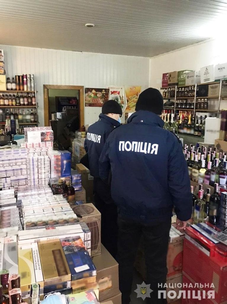 Декілька тисяч літрів фальсифікованого алкоголю вилучили у чернігівських ділків