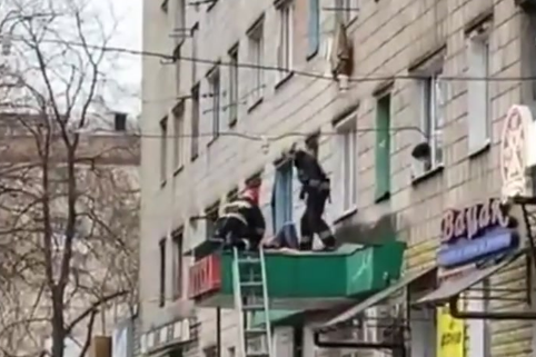 На вулиці Шевченка у Чернігові дівчина випала з вікна (Відеофакт)