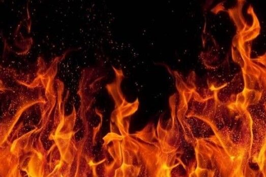 Пожежа на вулиці Дрозда у Чернігові: пошкоджений Infinity і тіло чоловіка