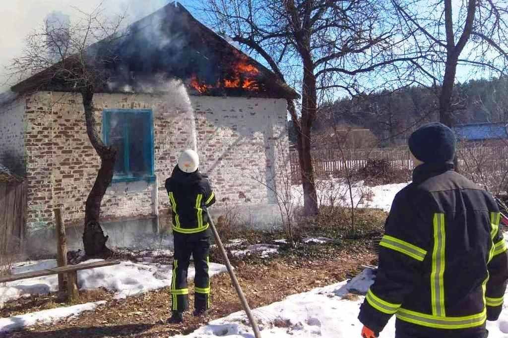 Згорів заживо: через необережність із цигарками на Чернігівщині загинув чоловік