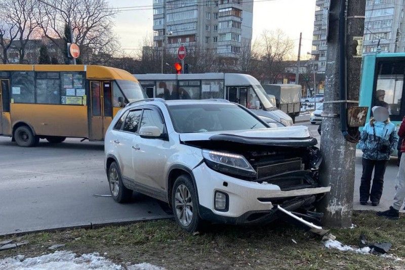 Чернігівка за кермом Кia потрапила в ДТП на проспекті Миру (Фото)