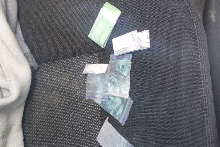 У Чернігові патрульні зупинили водія напідпитку і виявили в нього наркотики (Фото)