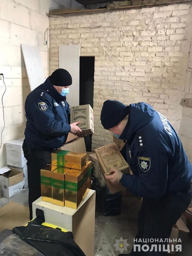 Майже тонну фальсифікованого алкоголю вилучили у чернігівського ділка