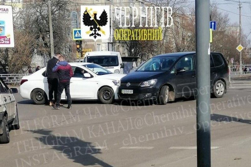 У Чернігові на перехресті сталася аварія (Фотофакт)