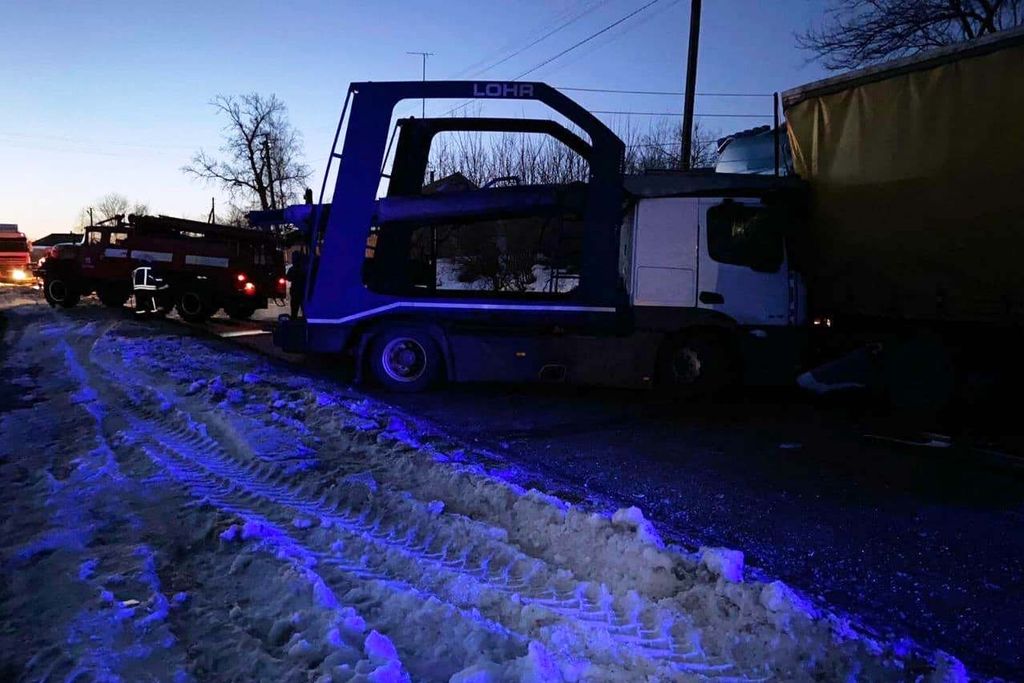 Дві фури зіштовхнулися на Чернігівщині: водіїв затисло у кабінах