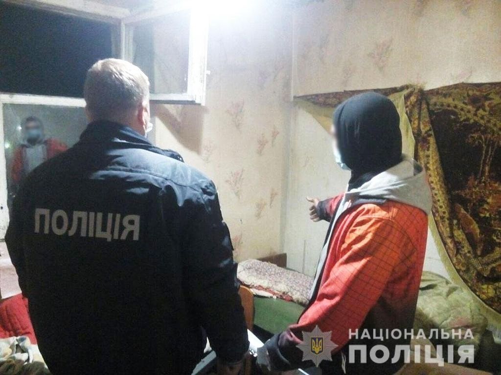 Вдарив ножем у шию та втік до столиці: на Чернігівщині пиятика скінчилася вбивством