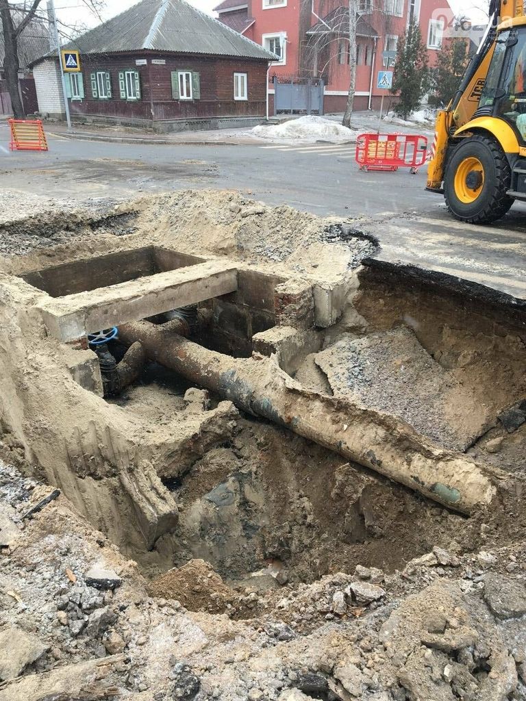 Провал на дорозі. Як об’їжджати? У Чернігові – масштабна аварія на водогоні