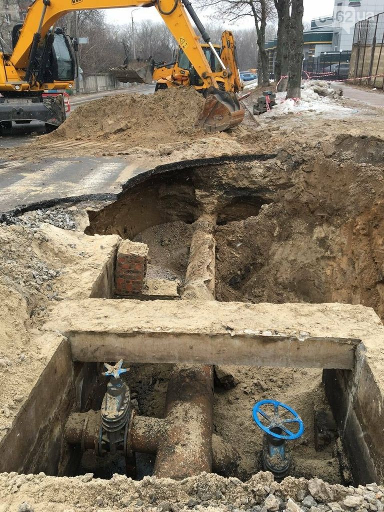 Провал на дорозі. Як об’їжджати? У Чернігові – масштабна аварія на водогоні