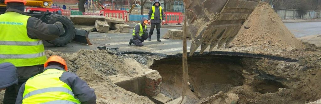 Провал на дорозі. Як об’їжджати? У Чернігові – масштабна аварія на водогоні