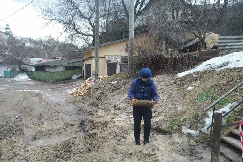 Під час земляних робіт на Холодних ярах у Чернігові комунальники знайшли снаряд