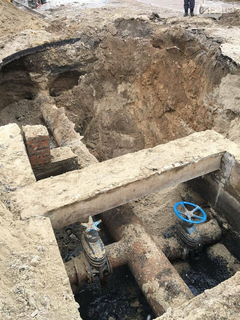 Провал на дорозі. Як об’їжджати? У Чернігові – масштабна аварія на водогоні