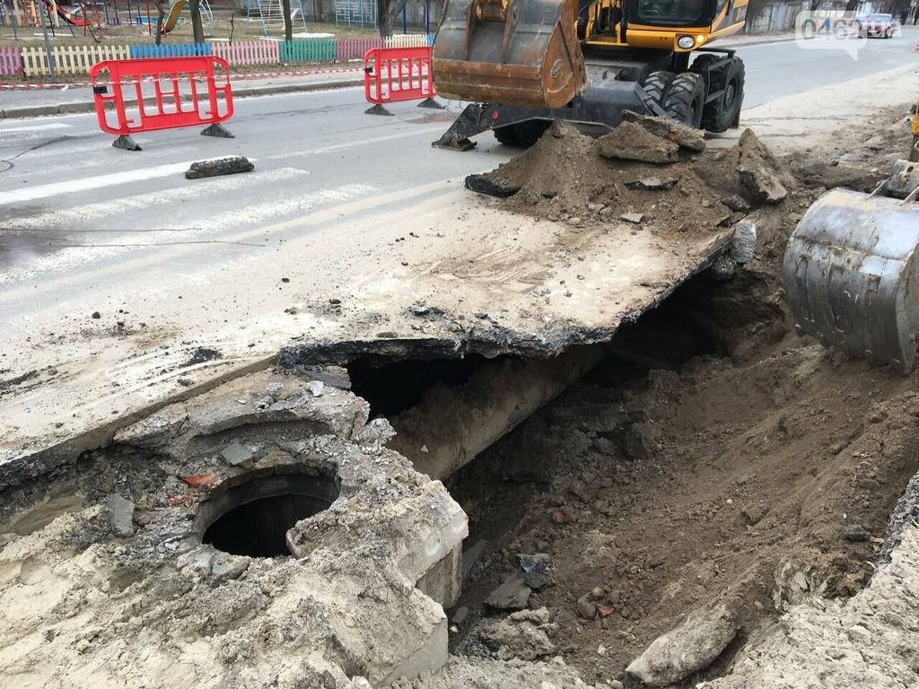 Провал на дорозі. Як об’їжджати? У Чернігові – масштабна аварія на водогоні