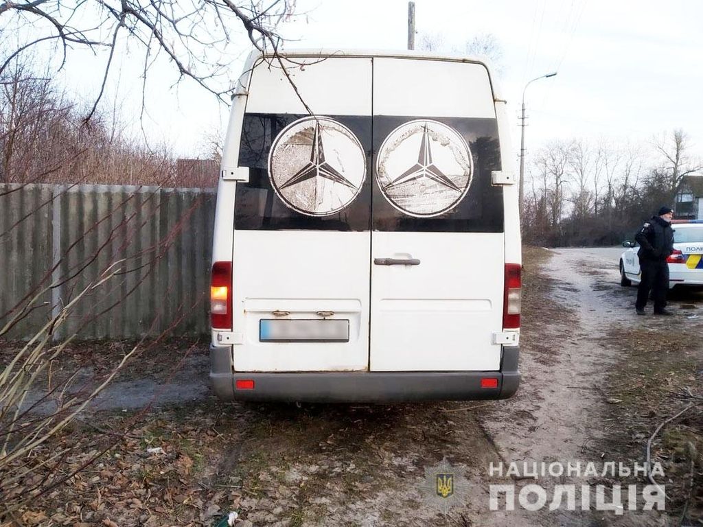 Маршрутка з людьми в'їхала у паркан на Чернігівщині: водій раптово помер за кермом