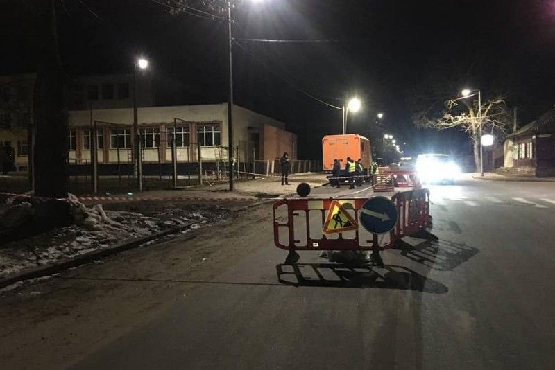 На проїзній частині на вул. Котляревського утворився провал: чернігівців попереджають про перекриття руху та зміни у русі громадського транспорту