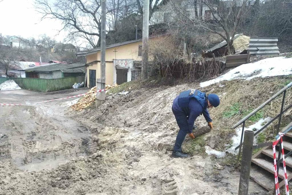 Під час земляних робіт на Холодних ярах у Чернігові комунальники знайшли снаряд