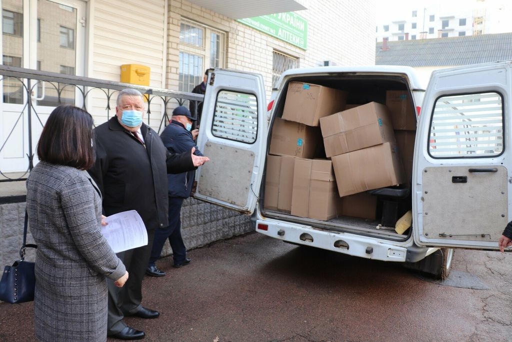 Майже 25 000 засобів захисту передали благодійники чернігівській обласній лікарні