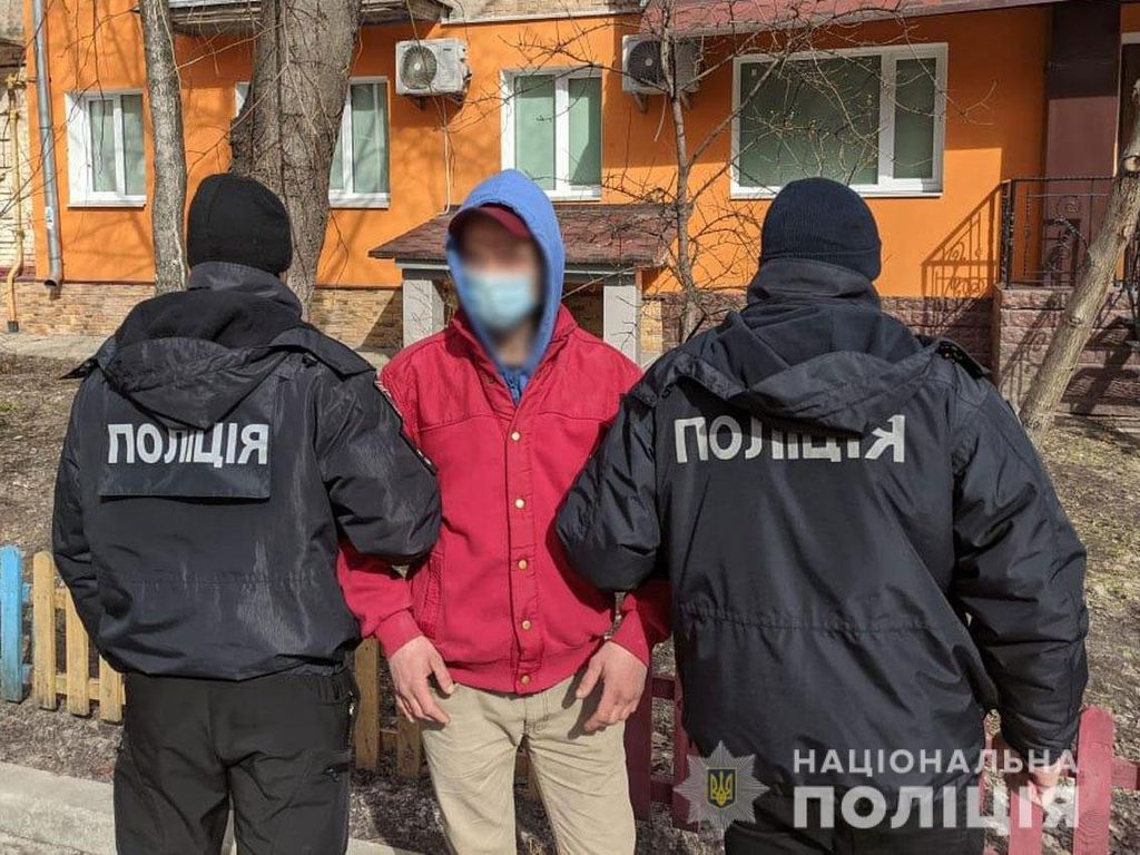 Увірвався до квартири та відібрав сумку з грошима: зухвале пограбування у Чернігові