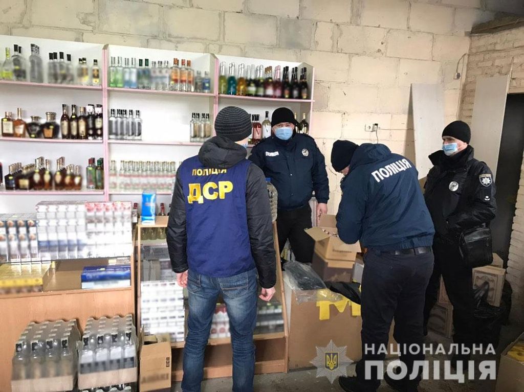 Майже тонну фальсифікованого алкоголю вилучили у чернігівського ділка