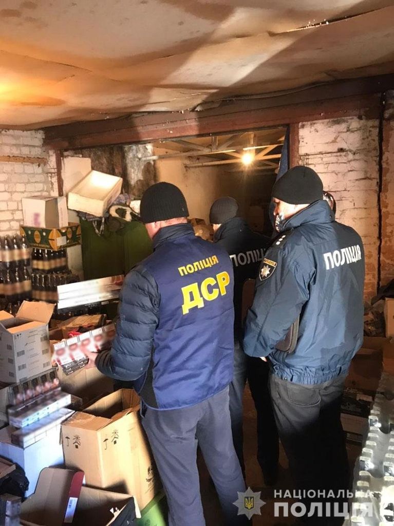 Декілька тисяч літрів фальсифікованого алкоголю вилучили у чернігівських ділків