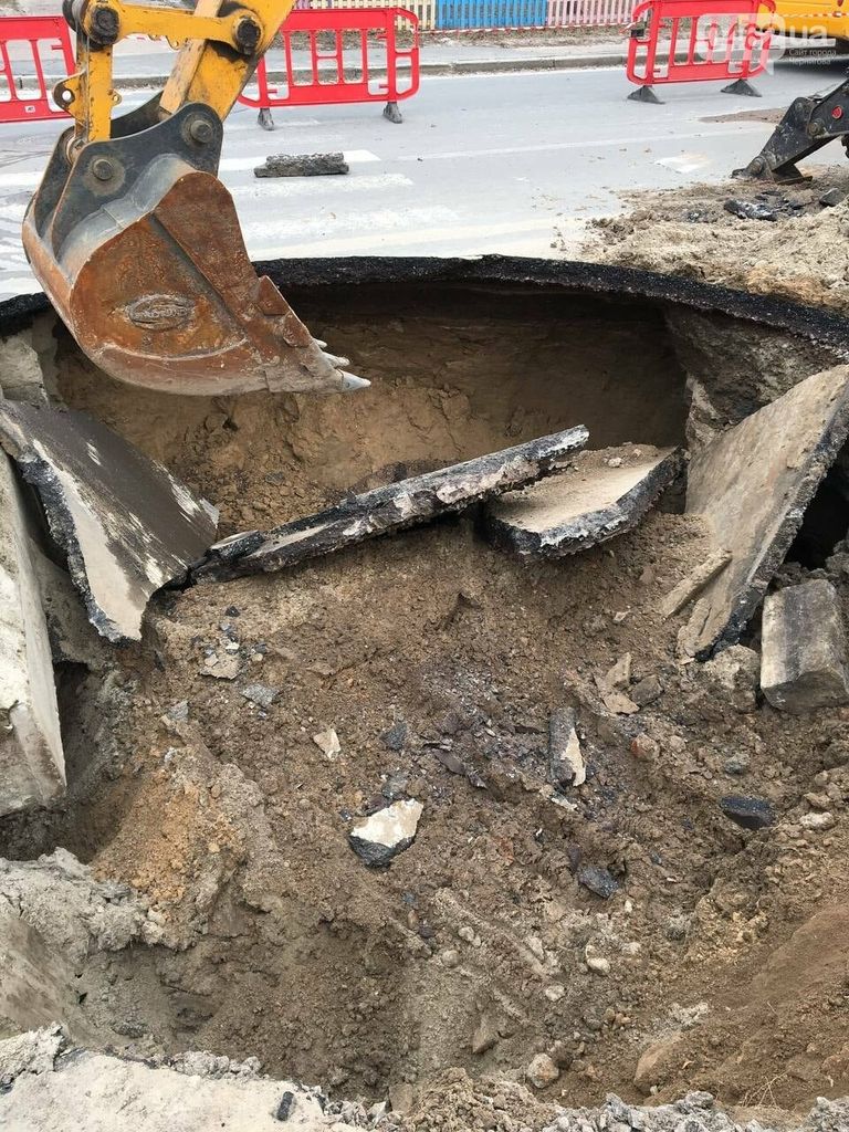 Провал на дорозі. Як об’їжджати? У Чернігові – масштабна аварія на водогоні