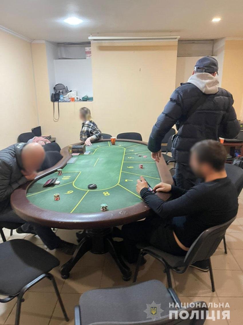 Покер у підвалі: підпільне казино викрили на Чернігівщині