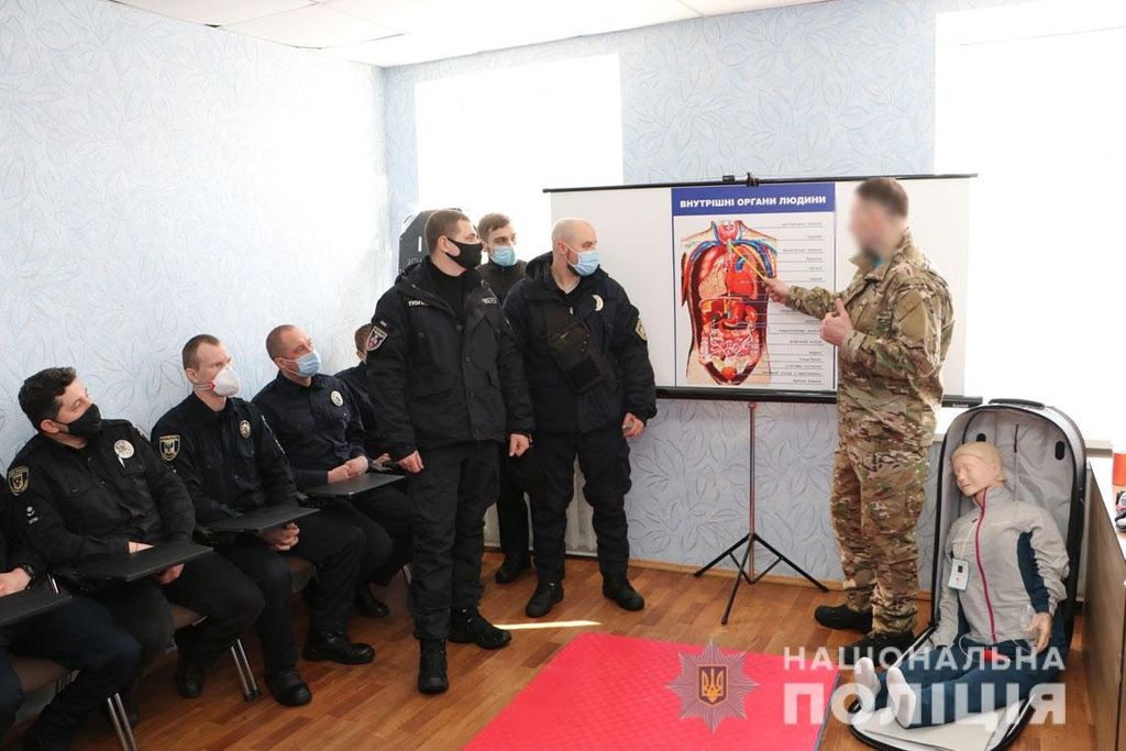 Служитимуть на блокпостах: чернігівські поліцейські відправилися в зону ООС