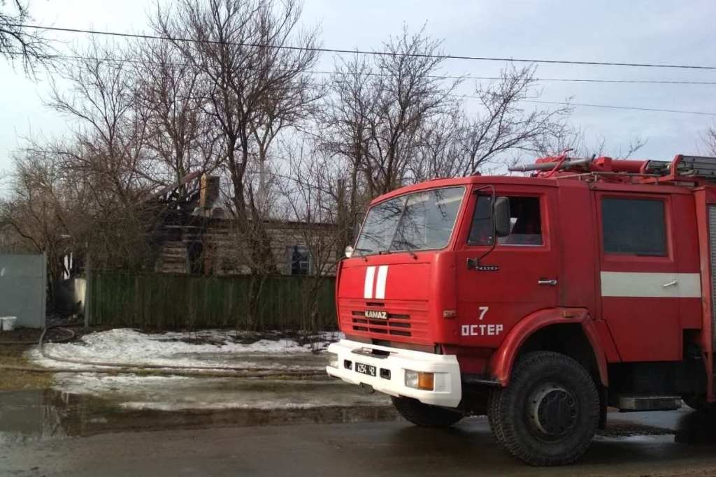 Міг згоріти живцем: на Чернігівщині рятувальники вивели пенсіонера з палаючого будинку