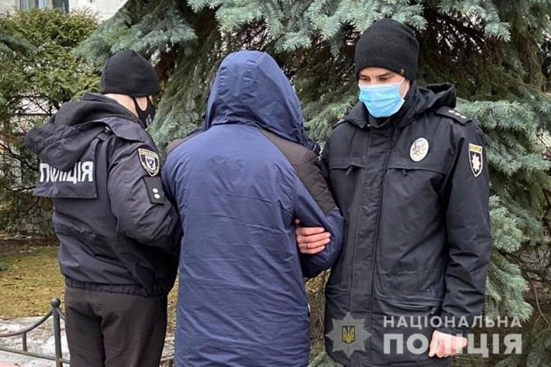 У Чернігові молодик поцупив рюкзак із технікою у чоловіка