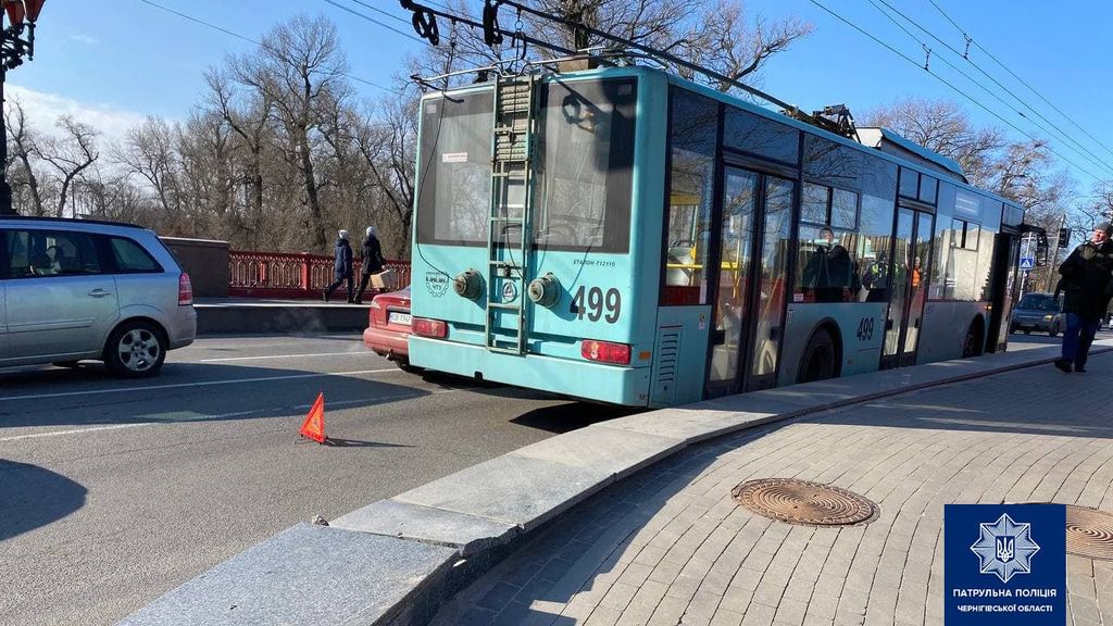 Не розминувся із тролейбусом та втік з міста: на Красному мосту в Чернігові сталася ДТП