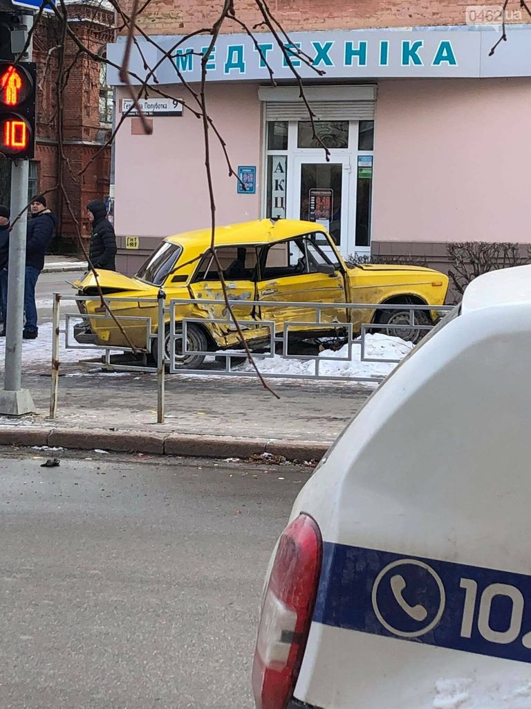 Світлофор не допоміг: на перехресті Гончої та Гетьмана Полуботка знову ДТП з потерпілими
