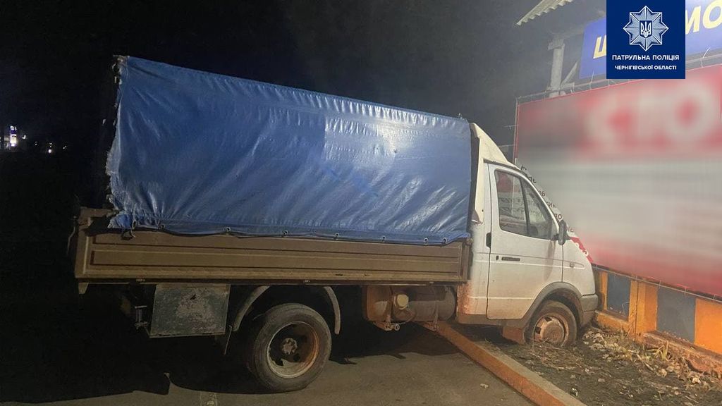 В'їхав у СТО: поліція затримала п'яного водія вантажівки