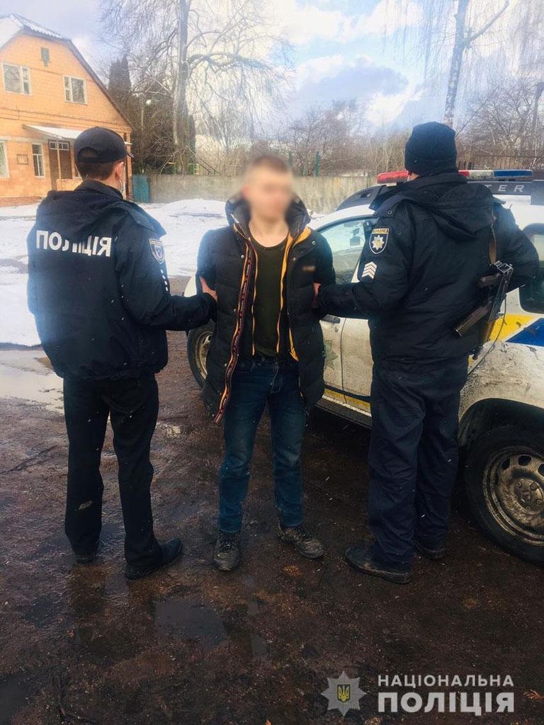 Порізав обличчя жінці заради 1000 гривень та втік у ліс: пограбування на Чернігівщині