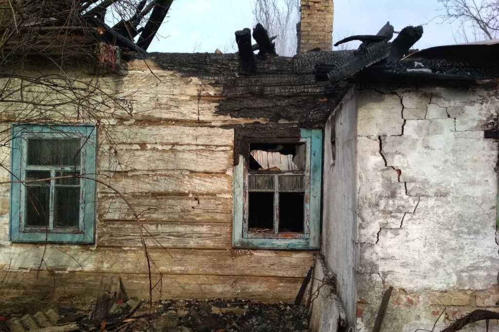 Міг згоріти живцем: на Чернігівщині рятувальники вивели пенсіонера з палаючого будинку