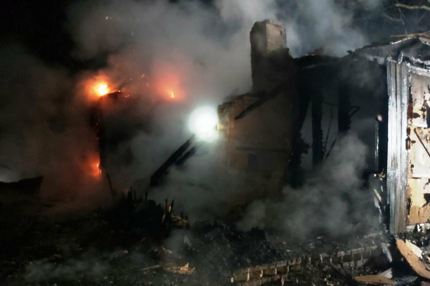 Не загасив недопалок і згорів разом з будинком: моторошна пожежа на Чернігівщині