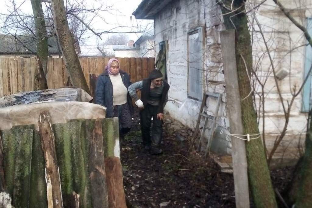 Міг згоріти живцем: на Чернігівщині рятувальники вивели пенсіонера з палаючого будинку