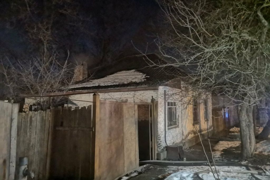 Ледь не задихнувся: у Чернігові горів будинок, всередині якого був господар