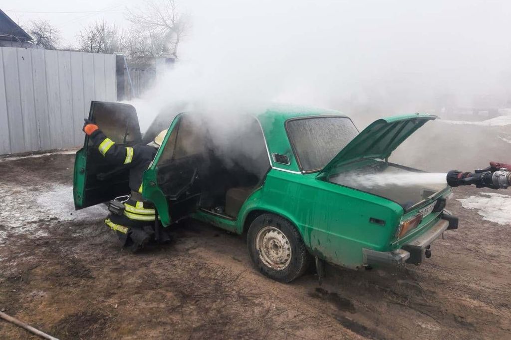 З різницею у кілька хвилин в різних куточках Чернігівщини спалахнули дві автівки