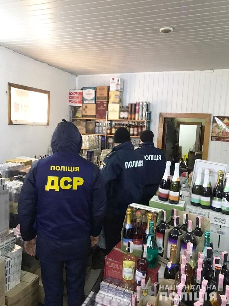 Декілька тисяч літрів фальсифікованого алкоголю вилучили у чернігівських ділків